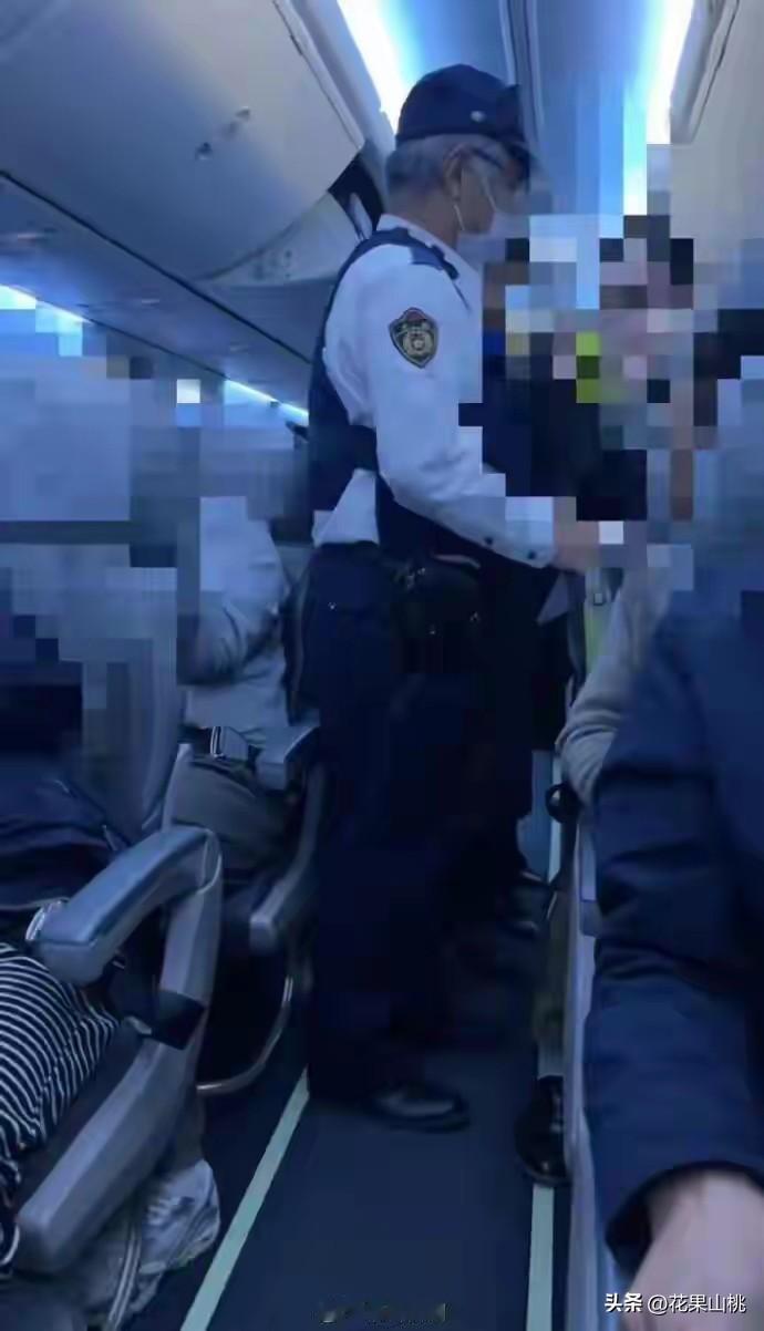 东京飞上海的航班紧急返航，原因是机上一男子想换座位，换到和女朋友一起，空乘没有同