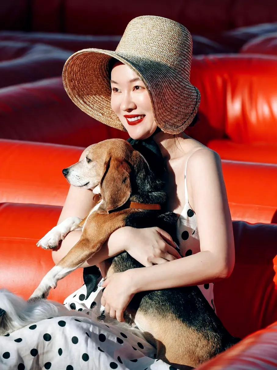 霍思燕杜江带着实验犬度假！

9月6日，有网友阿那亚偶遇杜江霍思燕夫妇度假，夫妻