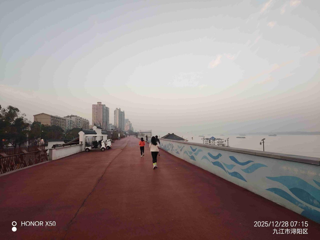 我的今日状态：😁轻松愉快
我这里的天气：🌤️多云2025年12月28日长江岸