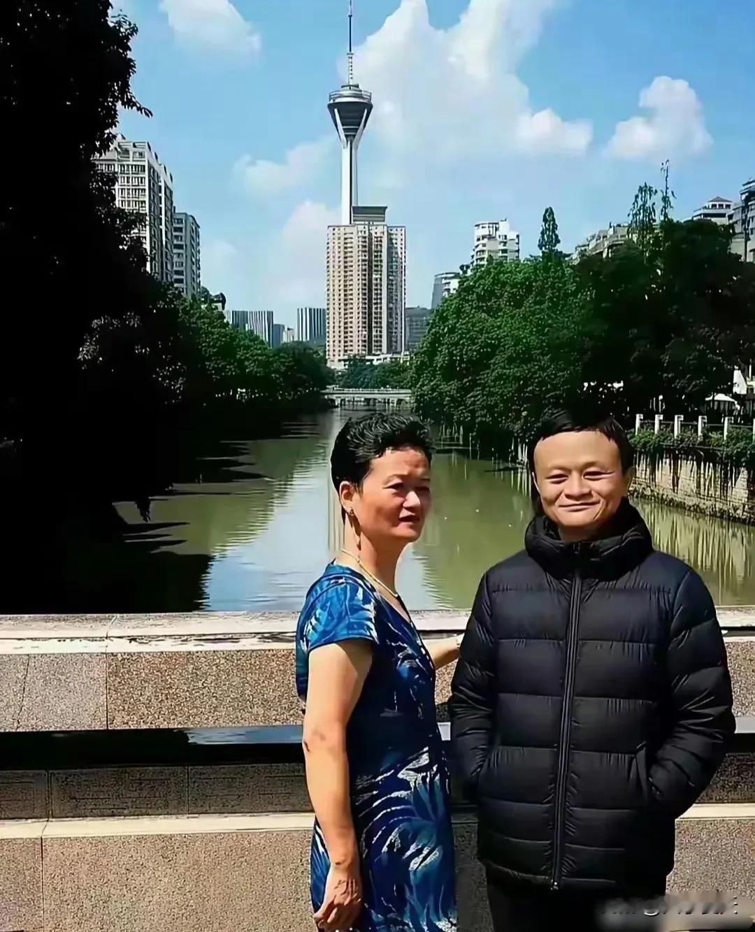 天呐，惊呆了我，马云和母亲的合照，照片中母子长的太像了，这脸型几乎一模一样 ​