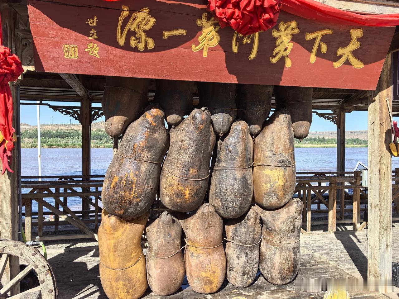 “吹牛皮”的人
看看下图，这才是一帮真正会“吹牛皮”的人。
在沙坡头旅游，有一个