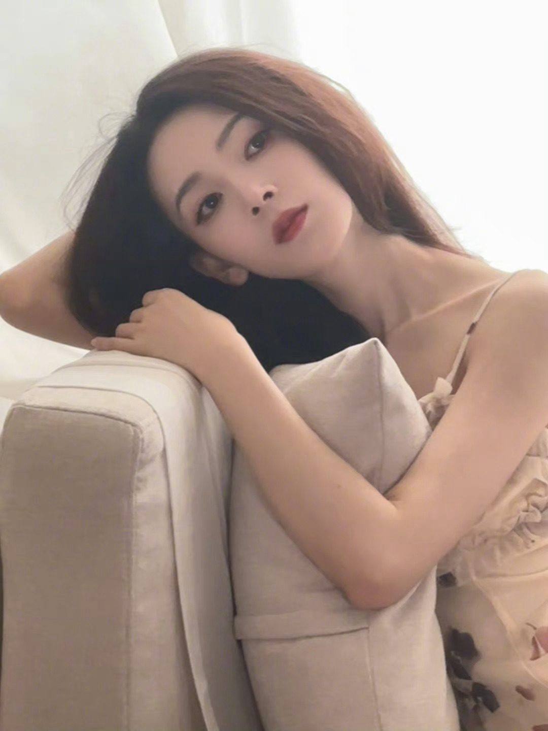 陈瑶就这样萌萌地秀肌肉 这组穿搭，瑶妹子好温柔呀。陈瑶[超话] 