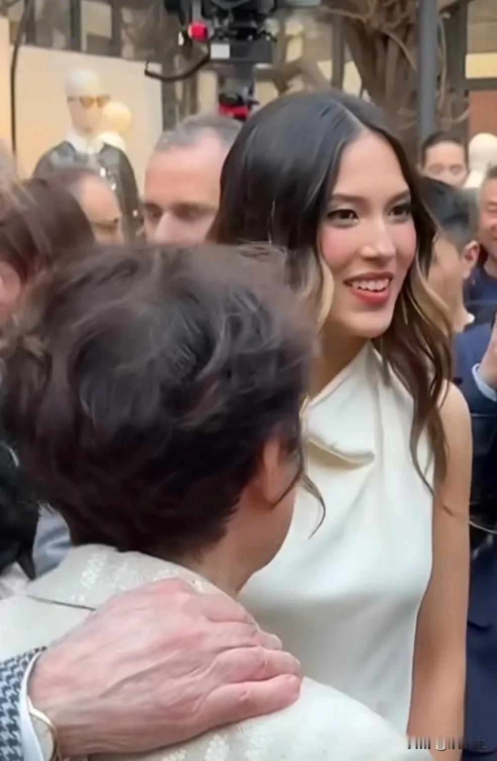 相比美貌，成绩才是人气的加持！
谷爱凌现身米兰，人气很高，很多记者争相采访，与她