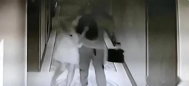 一次，在一个宁静的夜晚，一个小城市发生了一件令人震惊的事情。一名53岁的男子，在