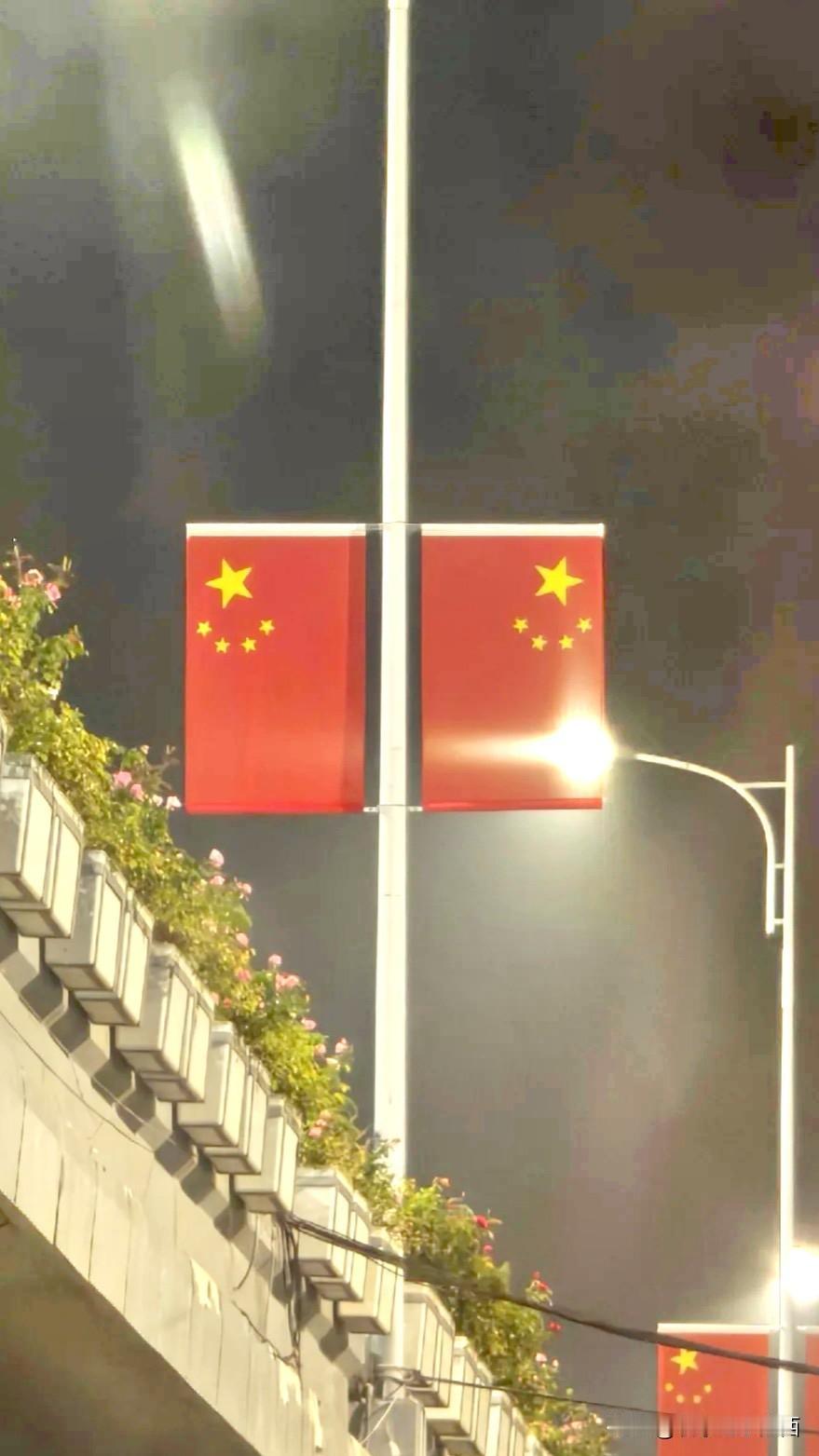 石家庄每个街道上已经挂满了五星红旗🇨🇳加班到凌晨两点🕑打车回家的路上，看到