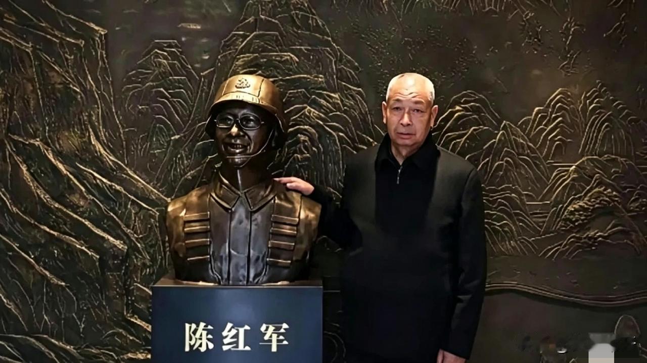 纪念馆里有张照片，陈红军烈士的父亲把手搭在儿子铜像肩头，轻轻抚摸，跟从前一样。2