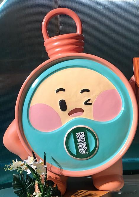 七律·品习酒

     黔岭琼浆酝岁芳，
     精工窖藏历年光。
    