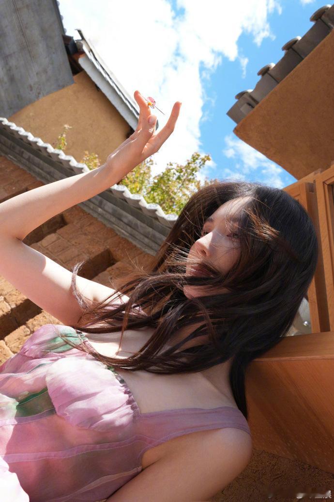 金晨生日仙女裙  金晨生日仙女裙简直就是太美了呀，看到生日的捧花照片的时候，完全