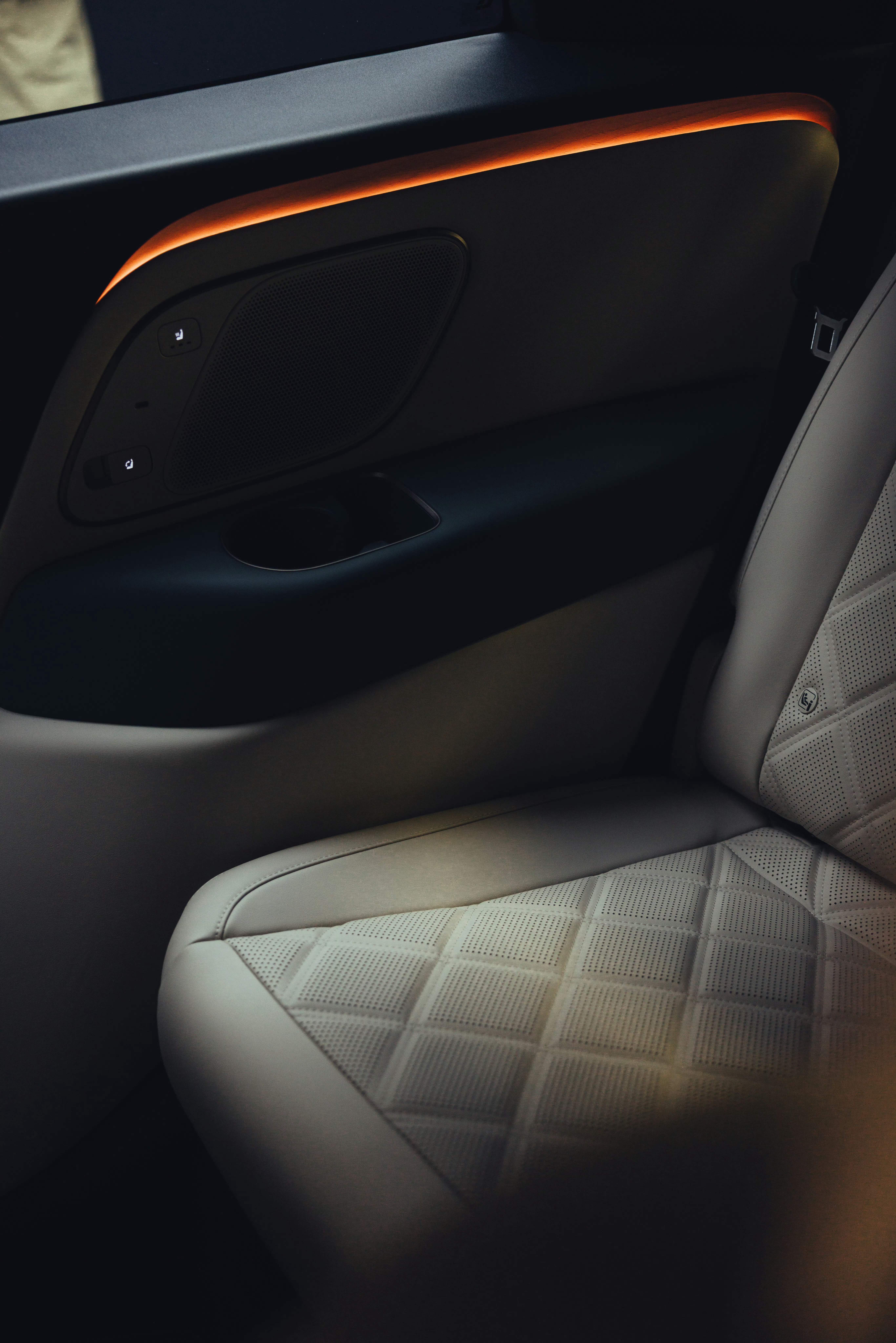 理想L9 Livis内饰来了！还是一如既往的……极简……现在的旗舰车型内饰，不管