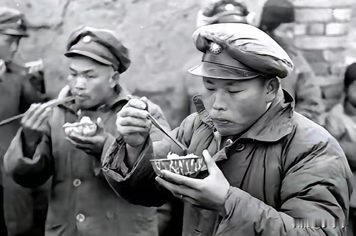 1948年那个冷得冒白烟的冬天，双堆集战场上却有个让人心里发颤又发暖的事儿：国民