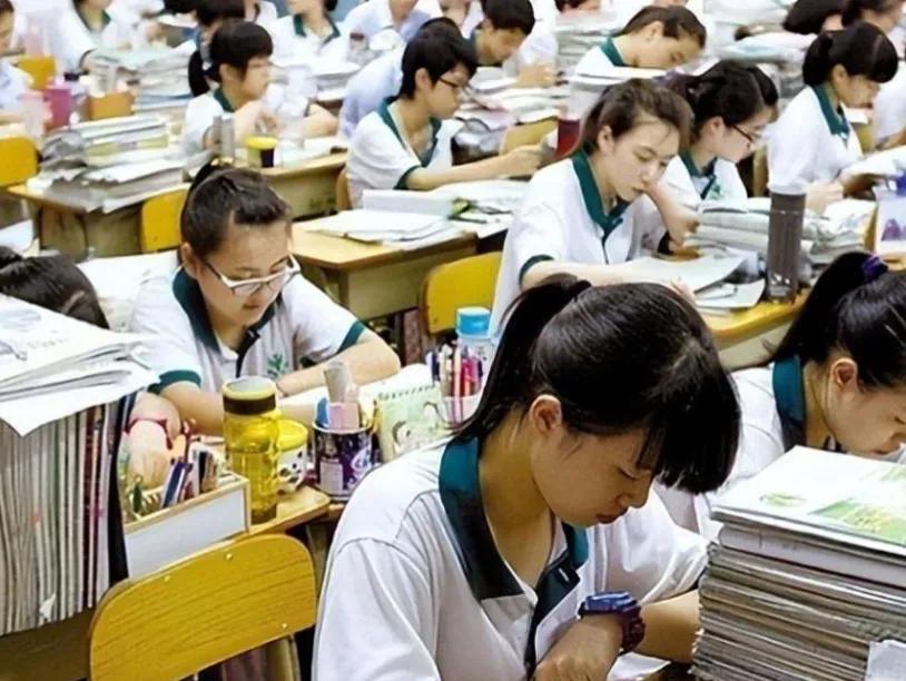《学子泪》原创
 
寒窗数载几经摧，
夜半孤灯对月哀。
未展平生青云志，
辛酸化