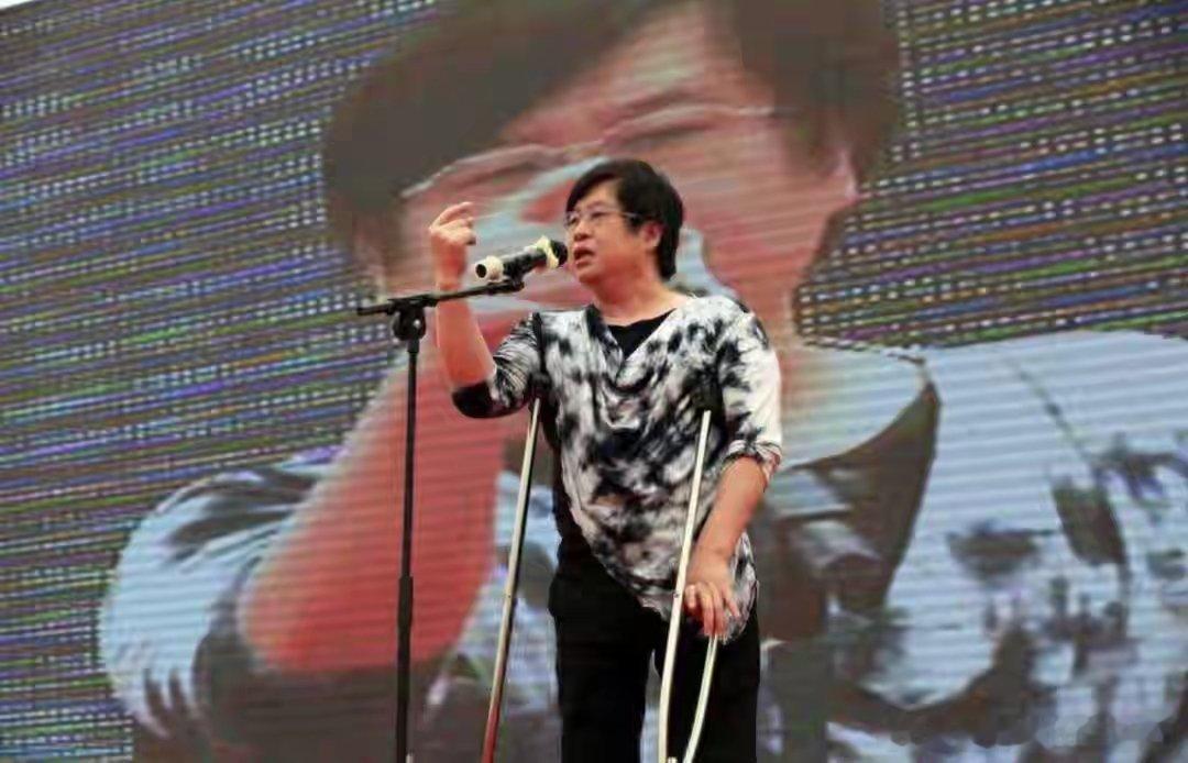 郑智化起初被人歧视看不起，是位残障青年；后来凭借才华成为歌坛传奇，他的每一步都颇