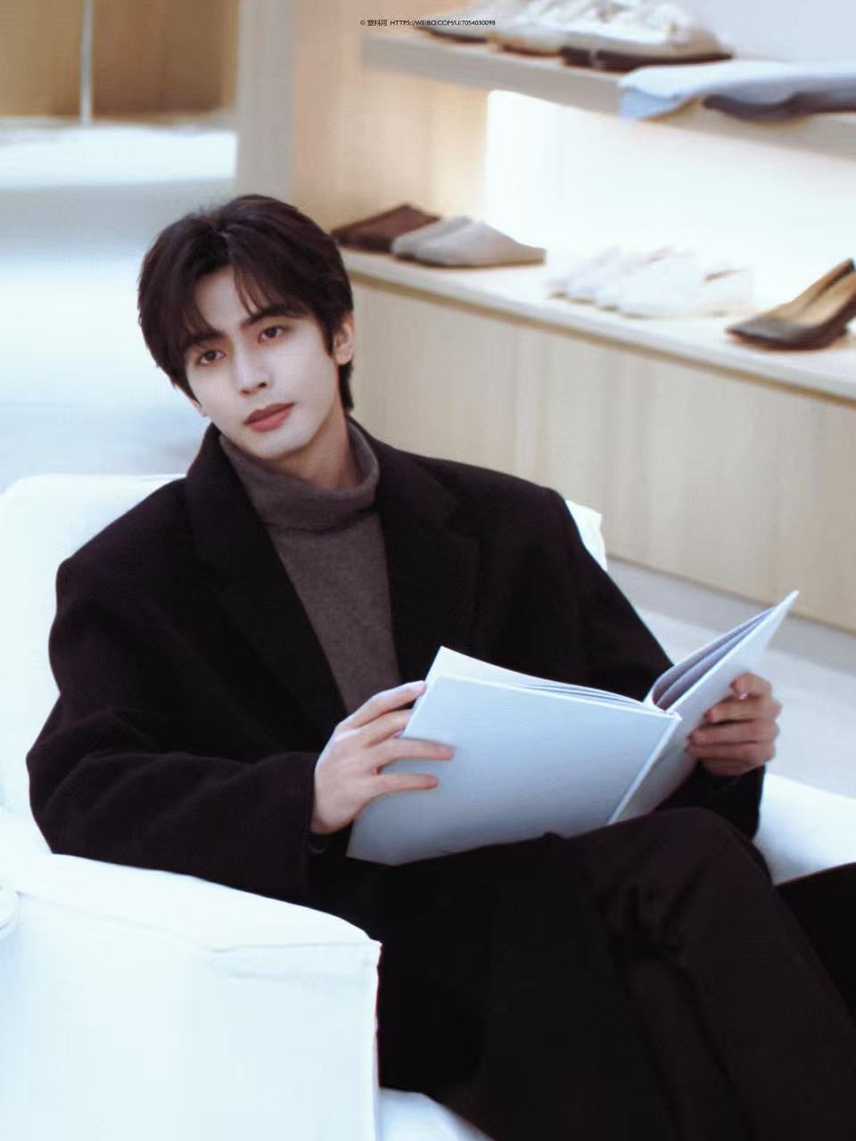 终于懂了为什么大家喜欢宋威龙 经历过造型争议，却依旧选择体谅他人，尊重每一份职业