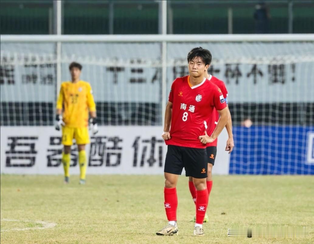 很多人不知道，包括他自己从头到尾也没说，南通队8号程鑫是发着高烧上场的。赛后他的