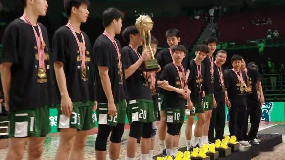 值得铭记的一刻🏆省实全体球员捧起总冠军奖杯，实至名归[鼓掌]再次恭喜！广东省实