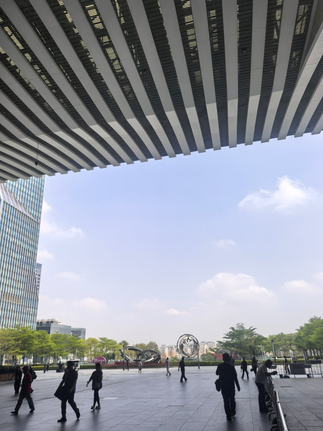 今天的深圳北站人少很多，看来平时出差的人比较少，不像周末一样。 深圳·深圳北站