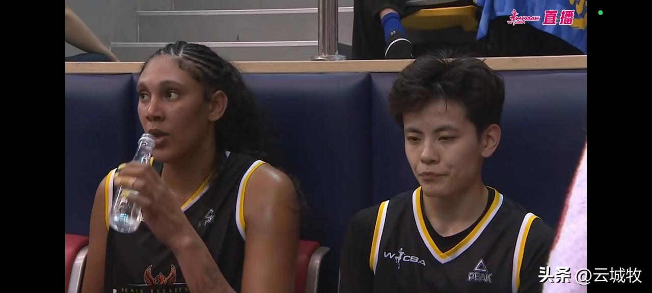 真是天佑江苏女篮，最后4秒裁判又是判江苏女篮犯规罚球又是重新补时，奈何孙宇初生牛