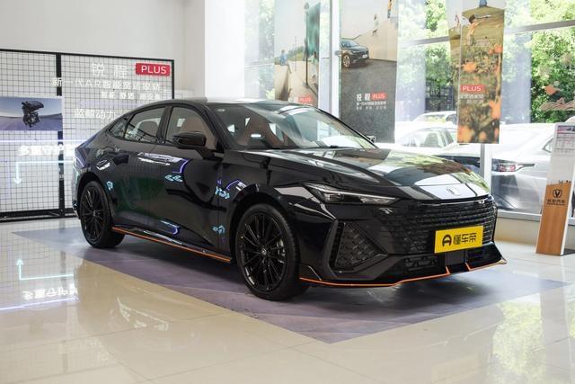 新款长安UNI-V 2.0T版本开启预售，目前尝鲜价11.49万元。

和现款相