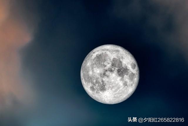 中秋打油诗
中秋明月挂檐头，
月饼堆桌不敢推。
怕吃多了长肥肉，
望着香甜咽咽喉
