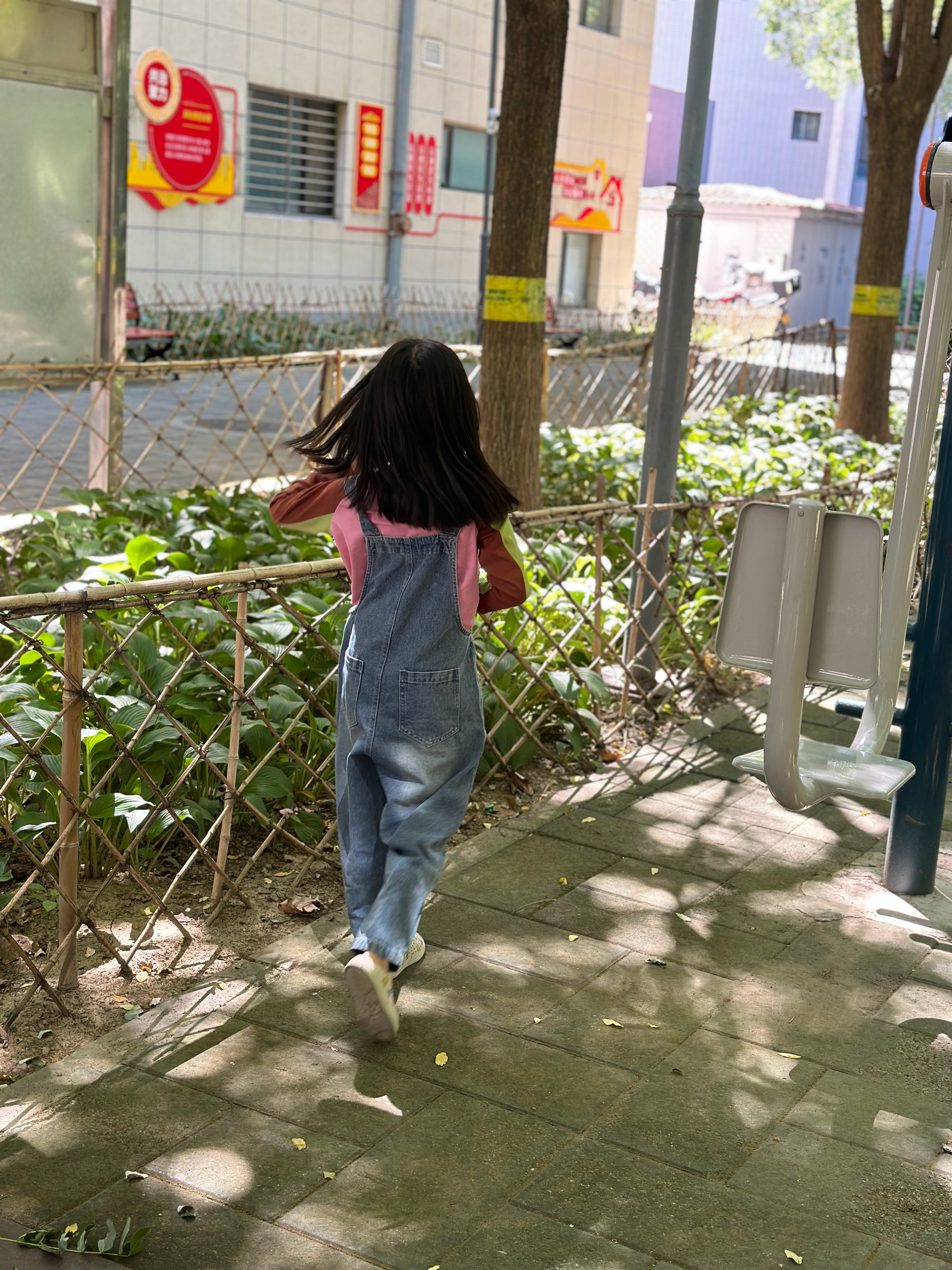 琪琪今天去上学了，她昨天早上还有点低烧，下午基本就好转了，夜里一整晚睡得都挺好。
