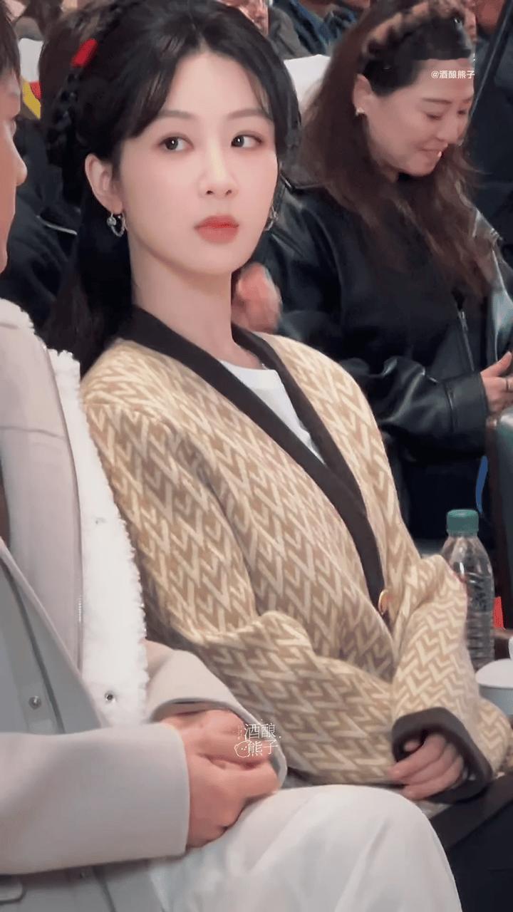 杨紫新剧家业开机造型 杨紫李祯发型真好看诶 妆容好清新啊  