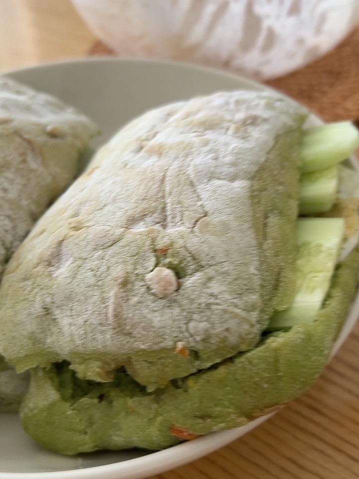 今天吃恰巴塔面包，里面夹着煎蛋黄瓜，好吃又营养，太香了