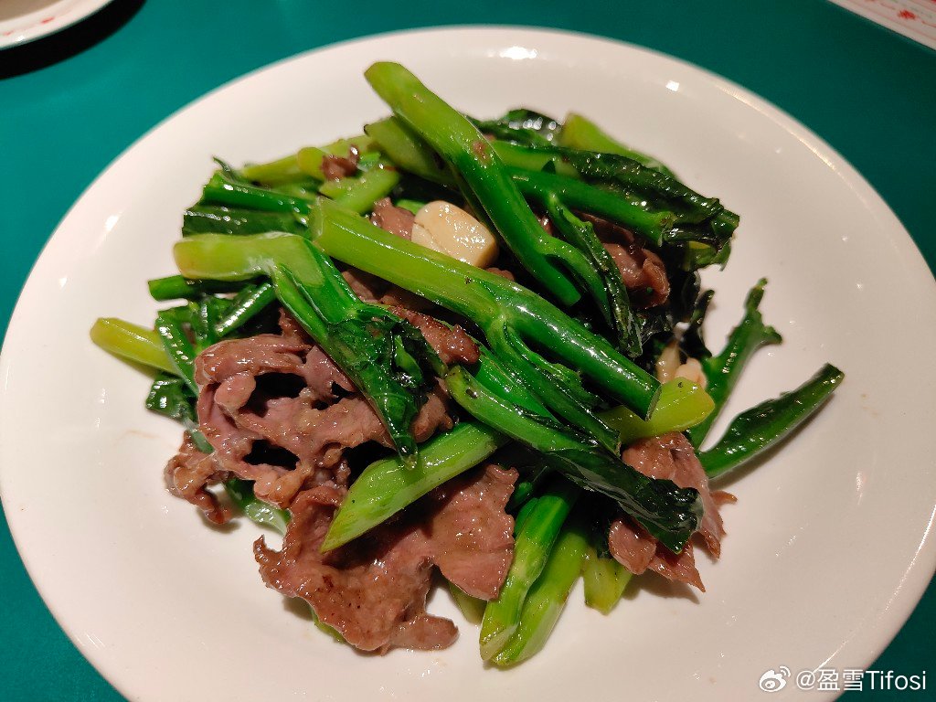 一楼一饭店。芥蓝炒吊龙、九肚鱼煎蛋、鸡油花雕蒸马友鱼、湿炒牛肉粿条。马友鱼鲜嫩程