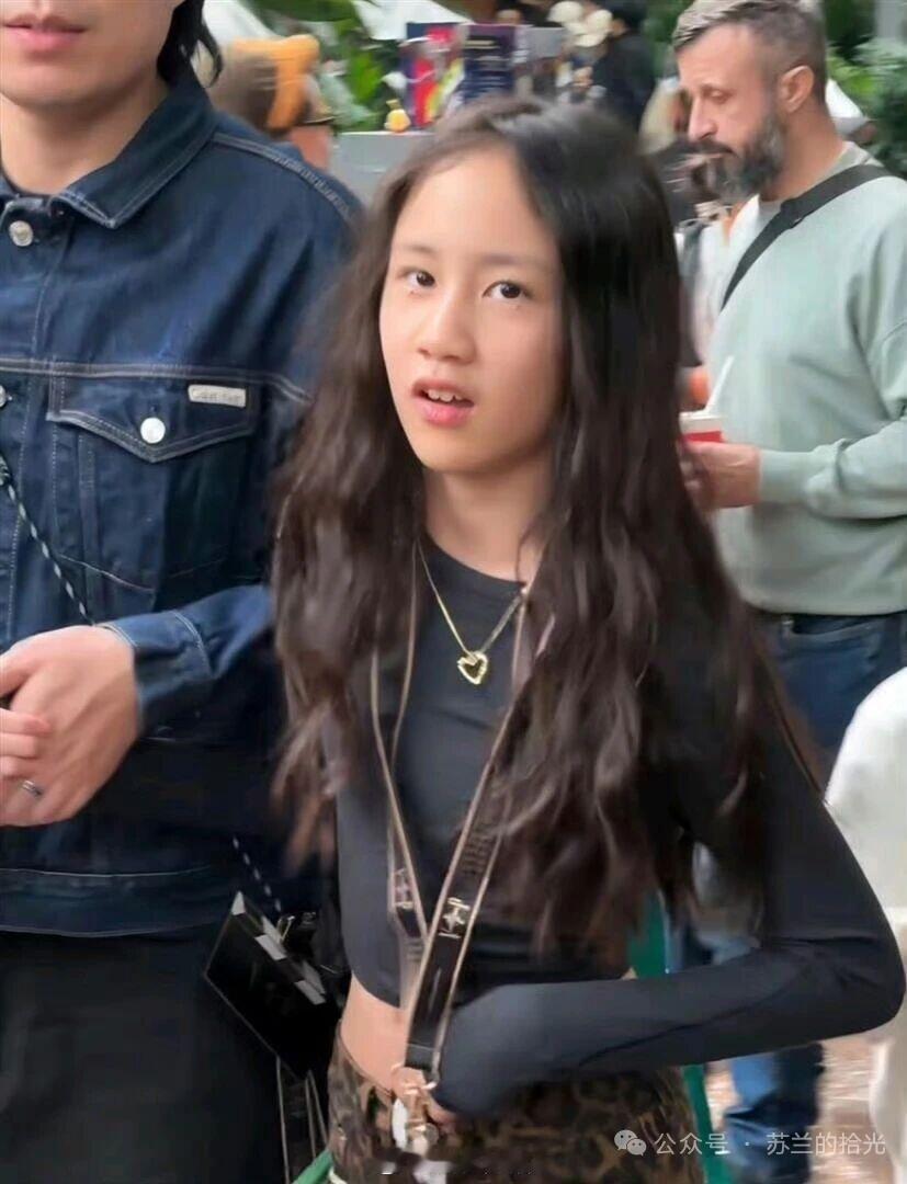 黄磊二女儿就是长发版黄磊吧？长得太像了！ 