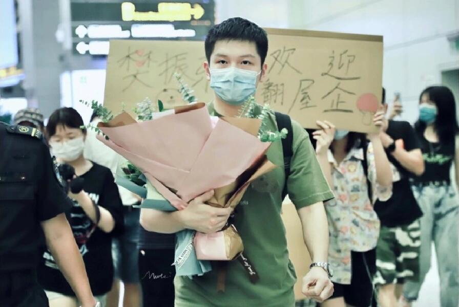 “彬彬有礼，生而不樊”  #樊振东 阿玛尼# ​​​