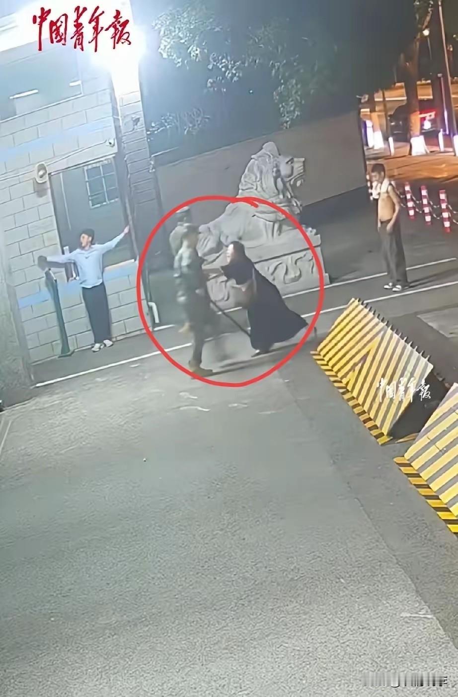 广元推搡执勤哨兵的这个黑衣女人，无法无天！

胆大包天！

现在的她，正在深刻反