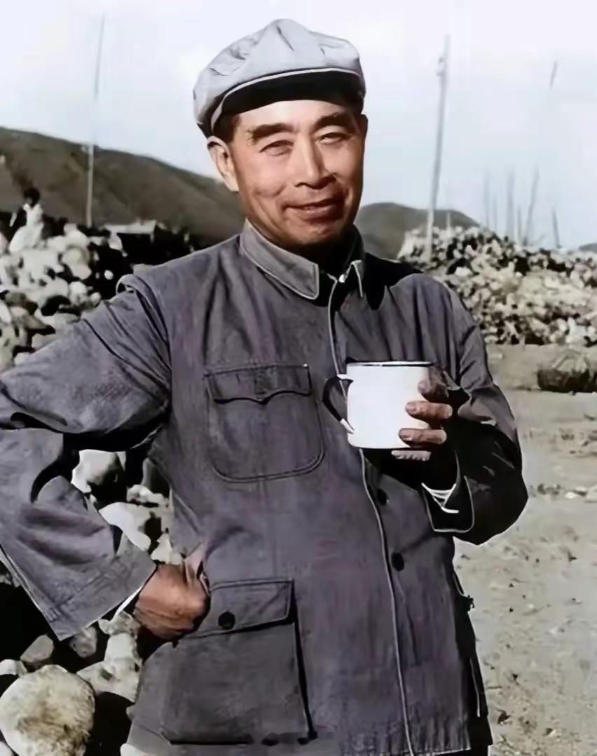 周总理这张照片温文尔雅，和蔼可亲，尽管身穿粗布衣，但不失洒脱和优雅高贵的气质。 