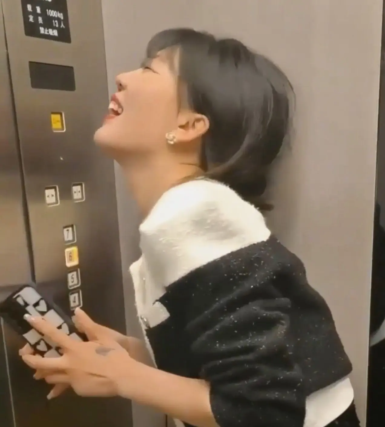 电梯里的搞笑瞬间 电梯美女