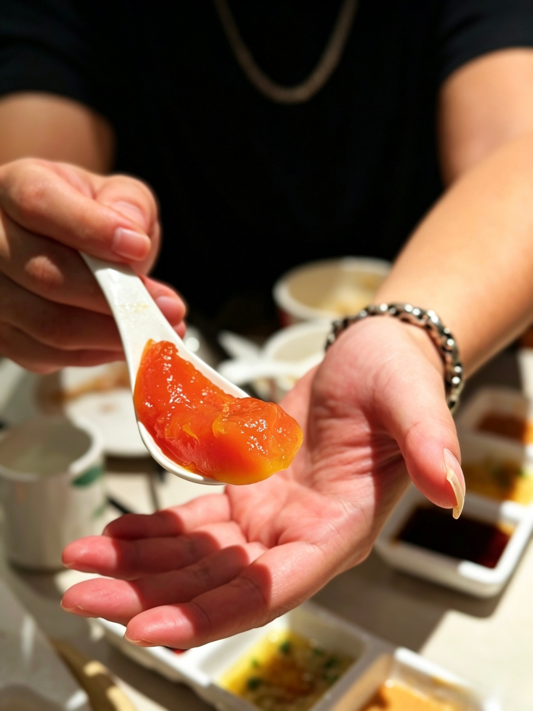 他说   一个人的话           他会凑合吃个猪脚饭但是    …   