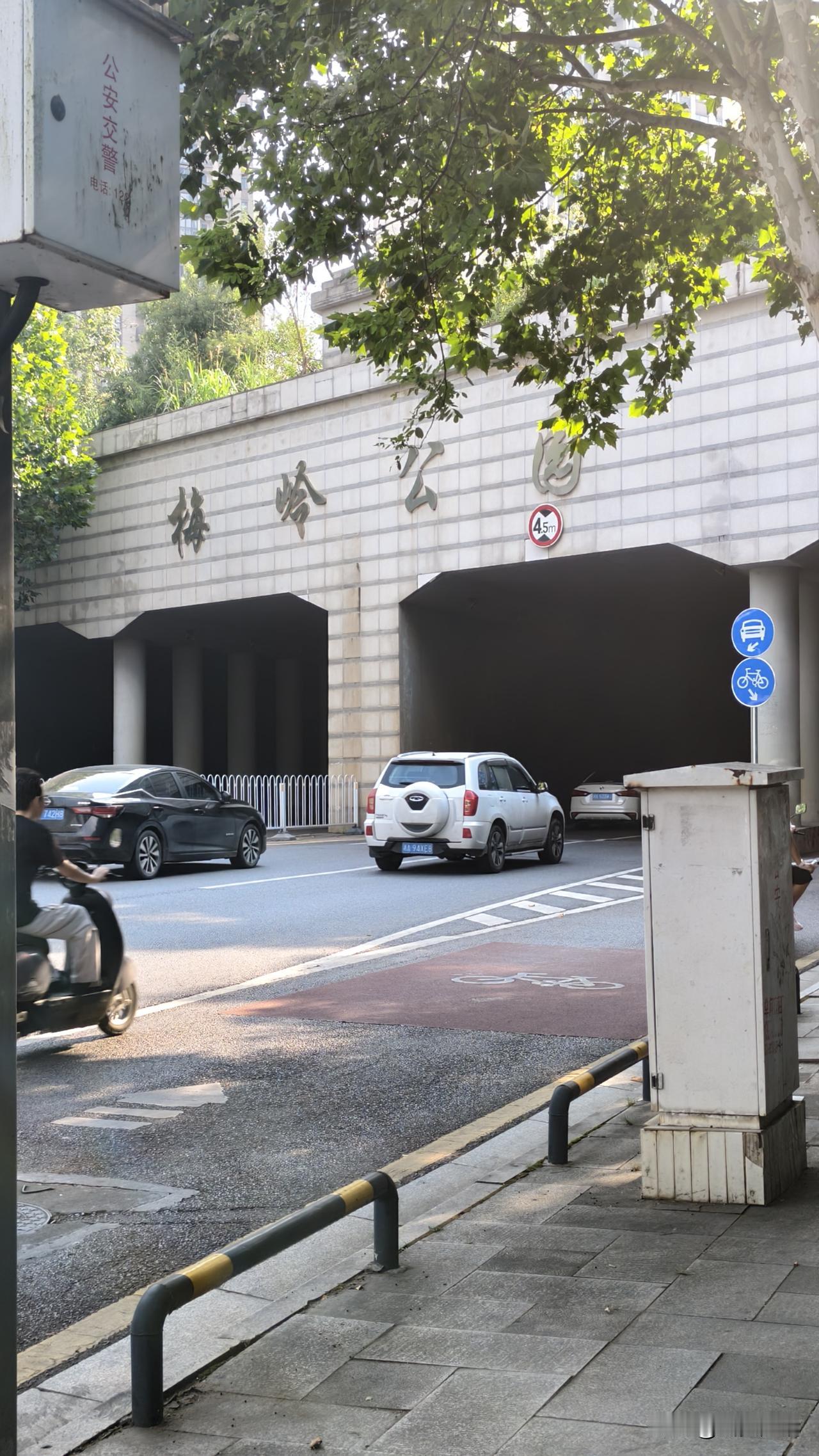 昨天登所在地附近的梅岭公园。
梅岭公园在住地附近己久，
每次经过那边就想去溜溜，