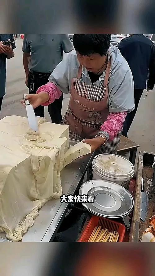 “不积跬步，无以至千里。”这话，菜市场卖豆腐的王姐最有发言权。

整整十年，雷打