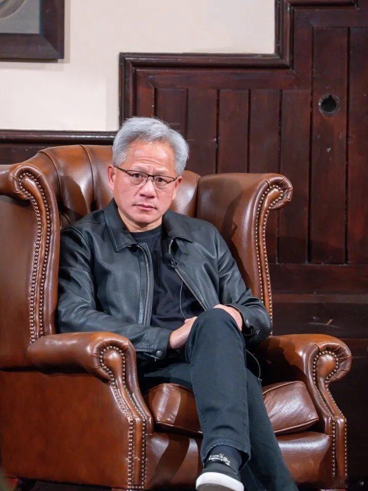以前客户带着钱买芯片，现在芯片厂带着钱去买客户。2500亿美元替OpenAI担保