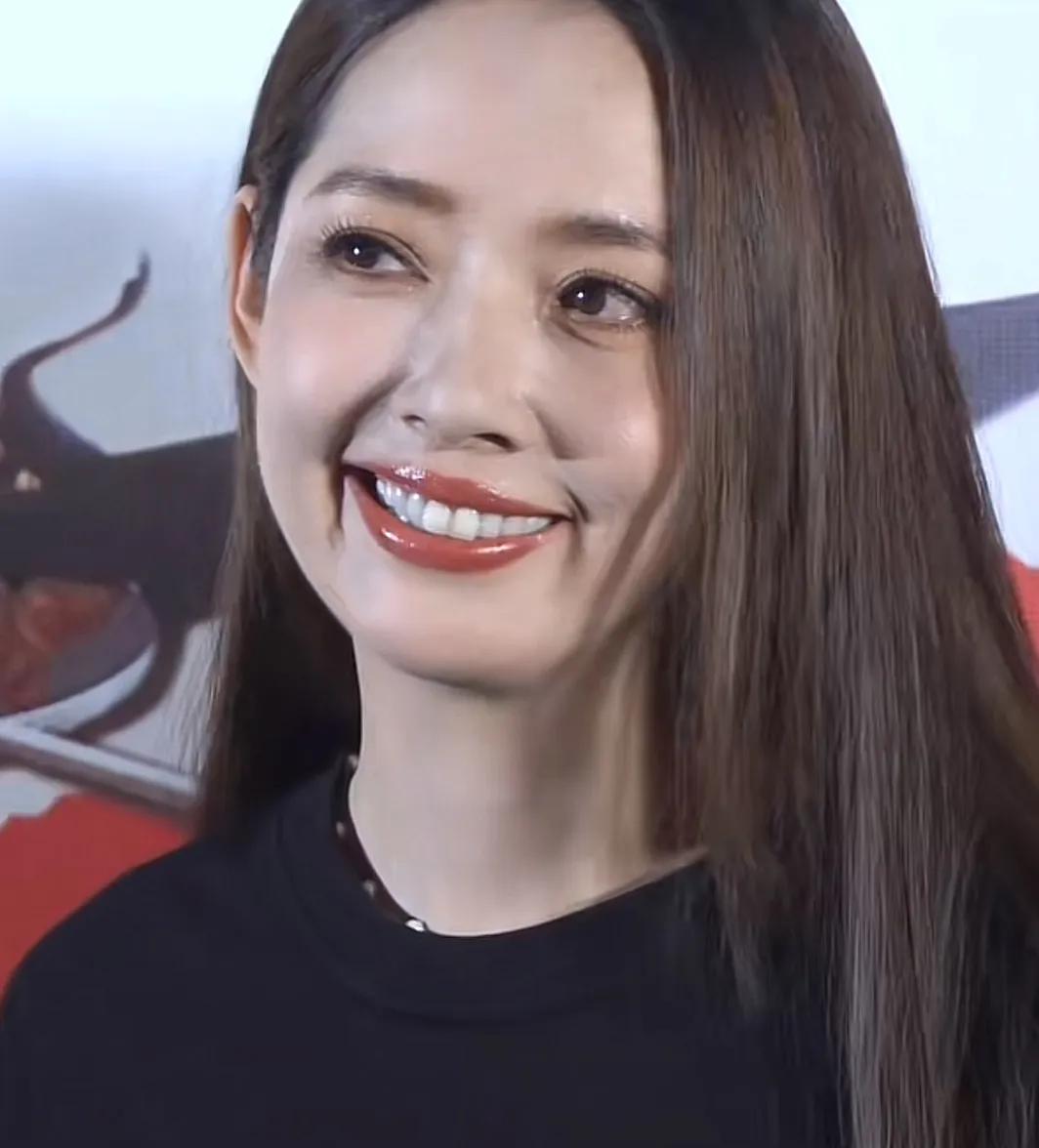 郭碧婷笑了

郭碧婷听到“功夫明星向佐”，不知向左还是向右，烈焰红唇露出大白牙笑