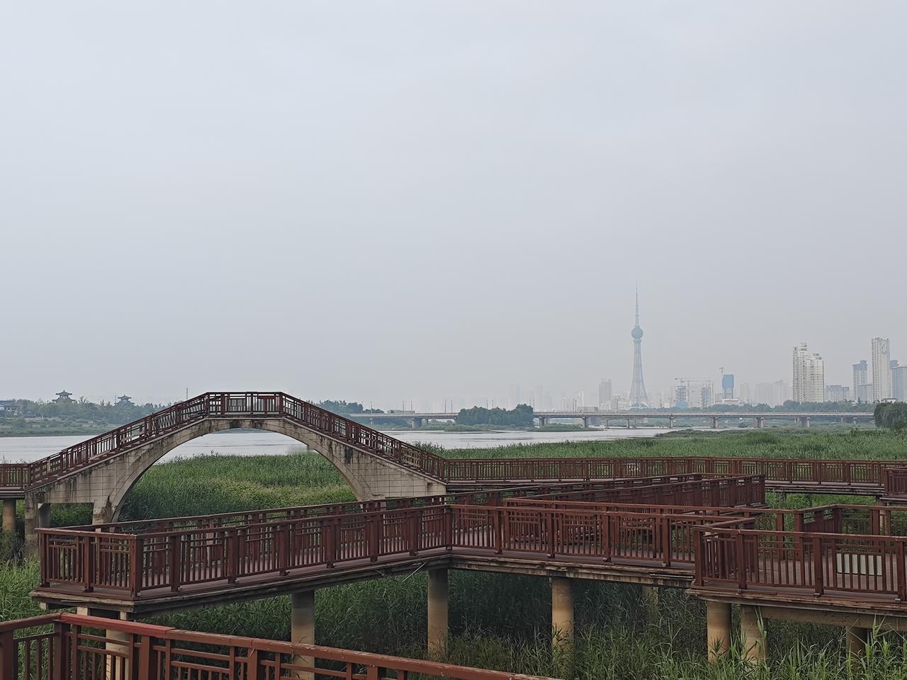 慢跑洛河畔

早上起来，去洛河岸边遛狗，想着今天是这次外出旅游的最后一天，好长时