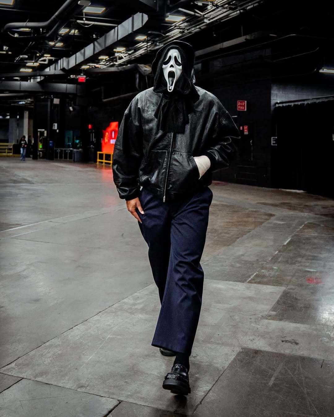 【反派永不死 💀】  龙哥为宣传电影惊声尖叫7特意着装，大家觉得如何？菲尼克斯