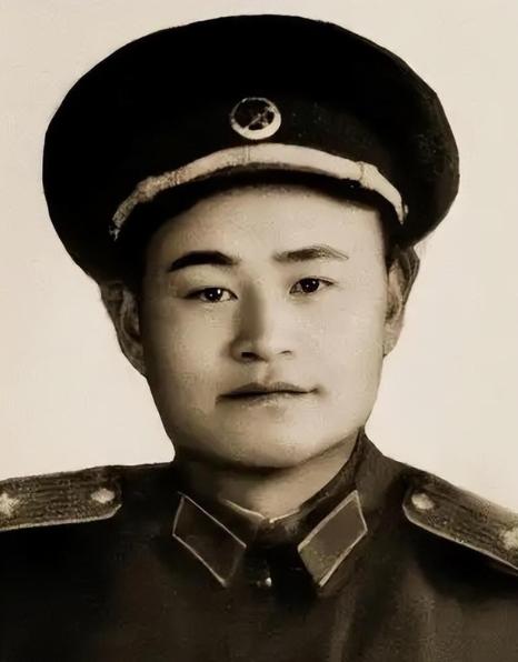 这起悲剧最让人难以理解的地方，不是一个久经战阵的将军倒在了枪口下，而是枪竟然来自