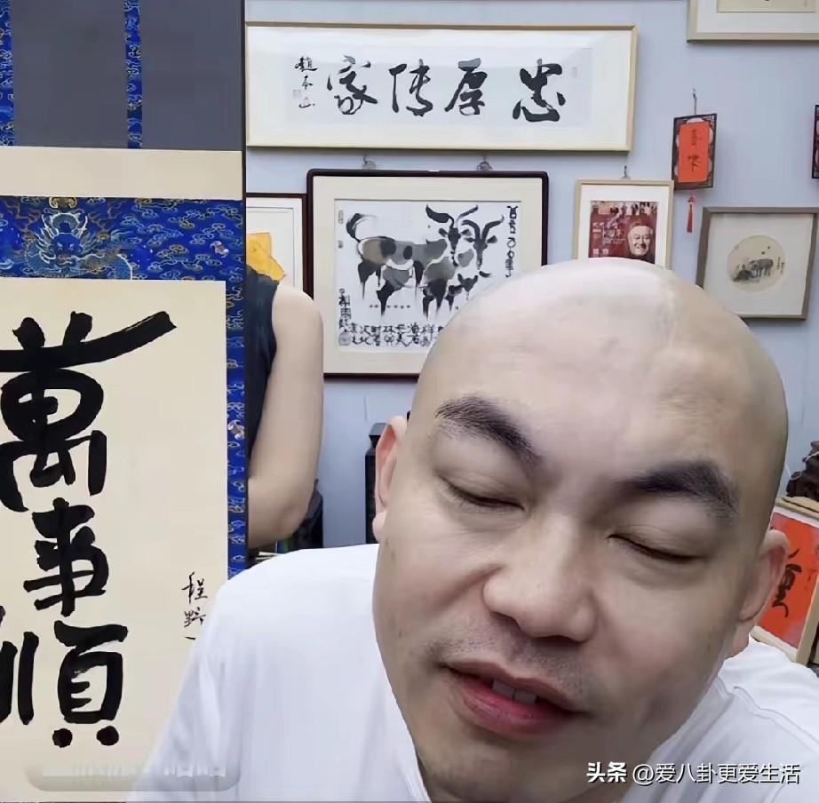 二人转这些演员们还真是藏龙卧虎。
吹拉弹唱样样拿的起来，还会写毛笔字儿，竟然能靠
