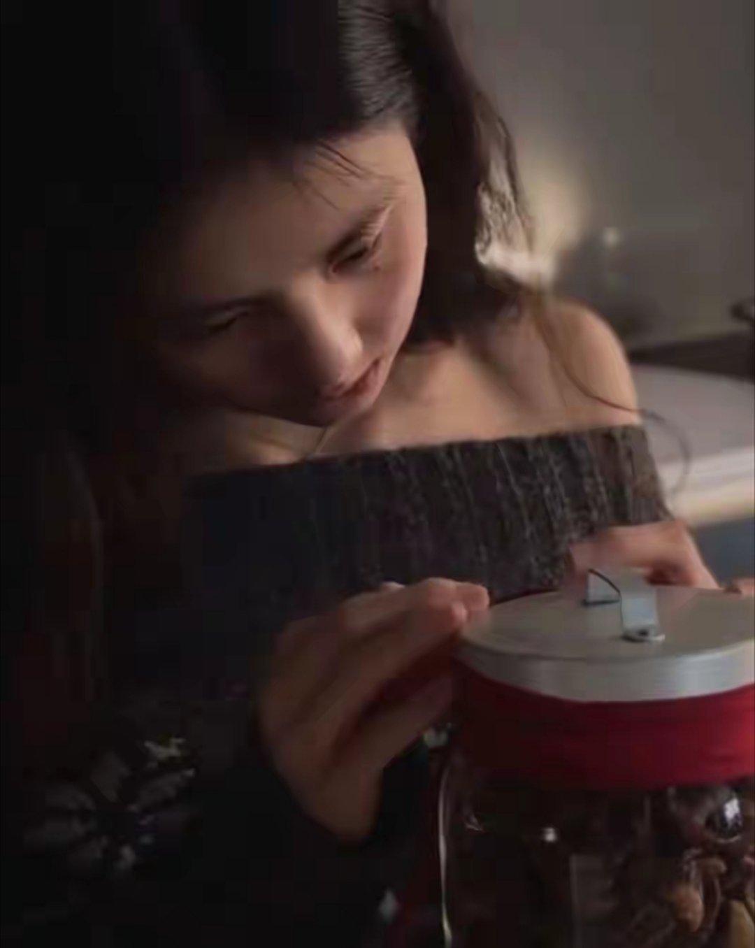 黄多多斜肩黑裙黑裙斜肩设计简约又精致，黄多多整体造型温柔沉静，没有过度修饰，气质