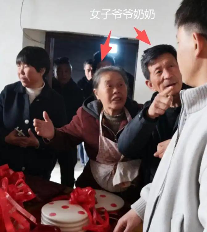 贵州女子带男友回家订婚，12.8万彩礼被爷爷奶奶抢走，原因竟是留给父亲再婚，女子