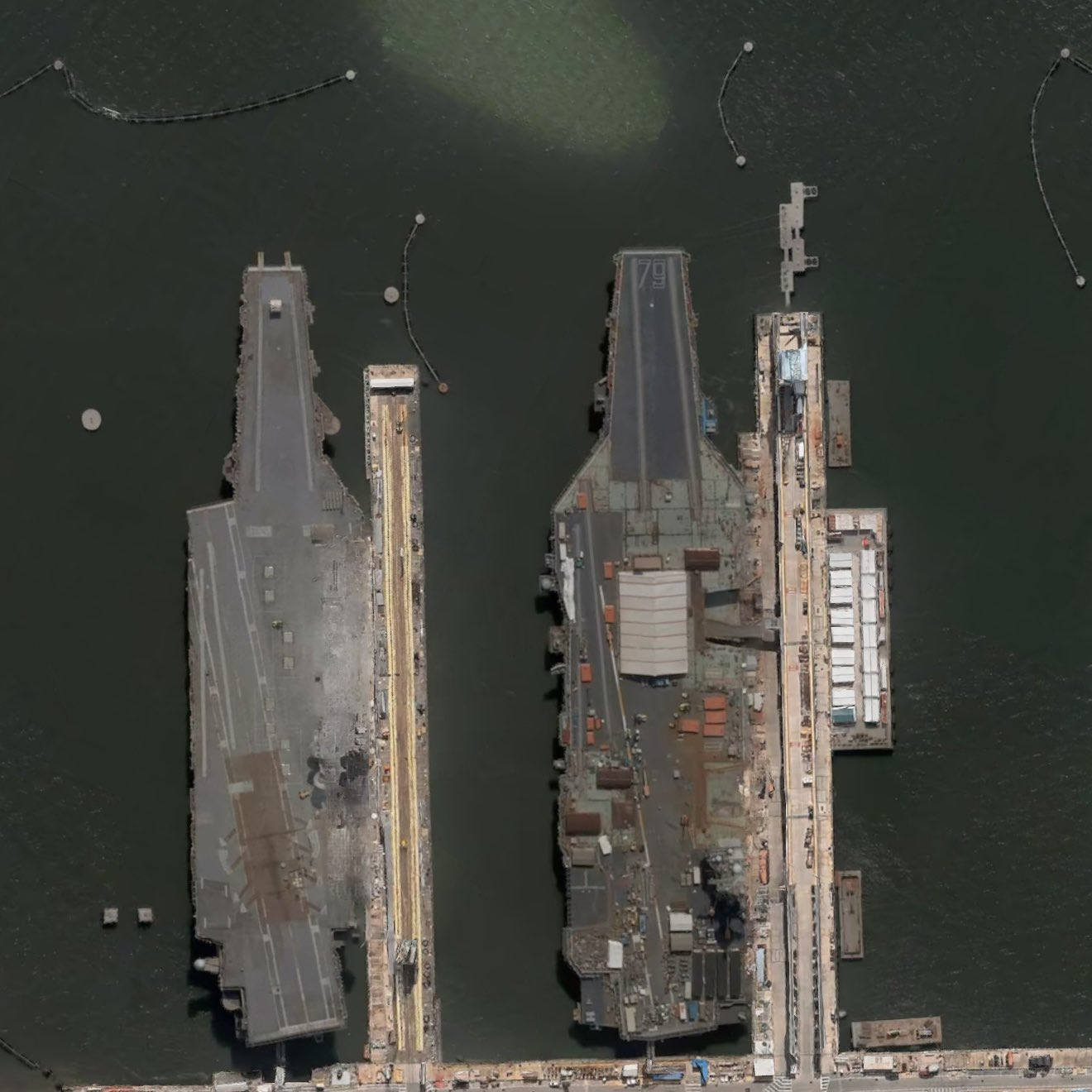 左边企业级企业号右边福特级肯尼迪号甲板差距挺大（）中外舰闻