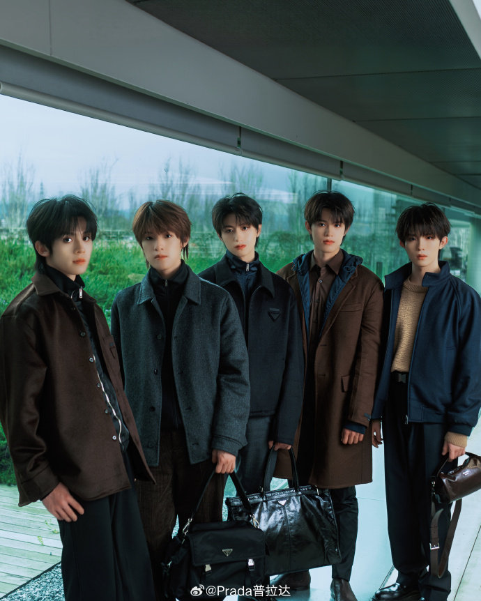 Prada发了TOPPrada认领了TOP Prada发了TOP 