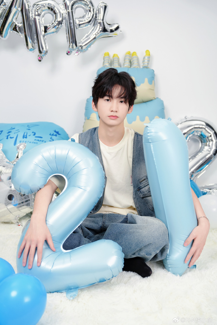 祝这个呆萌小俞生日快乐呀~游着游着二十一岁就来噜小俞的生日萌图有了小俞二十一岁生