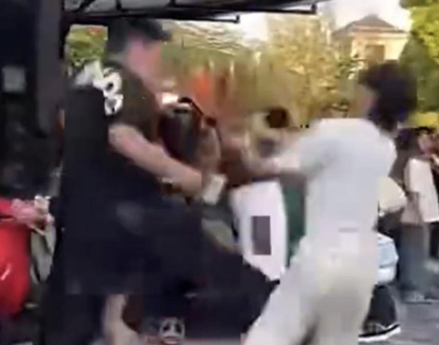 又一起因为劝阻他人吸烟而引发的冲突事件！
上海迪士尼小镇某餐厅门口，34岁的男子