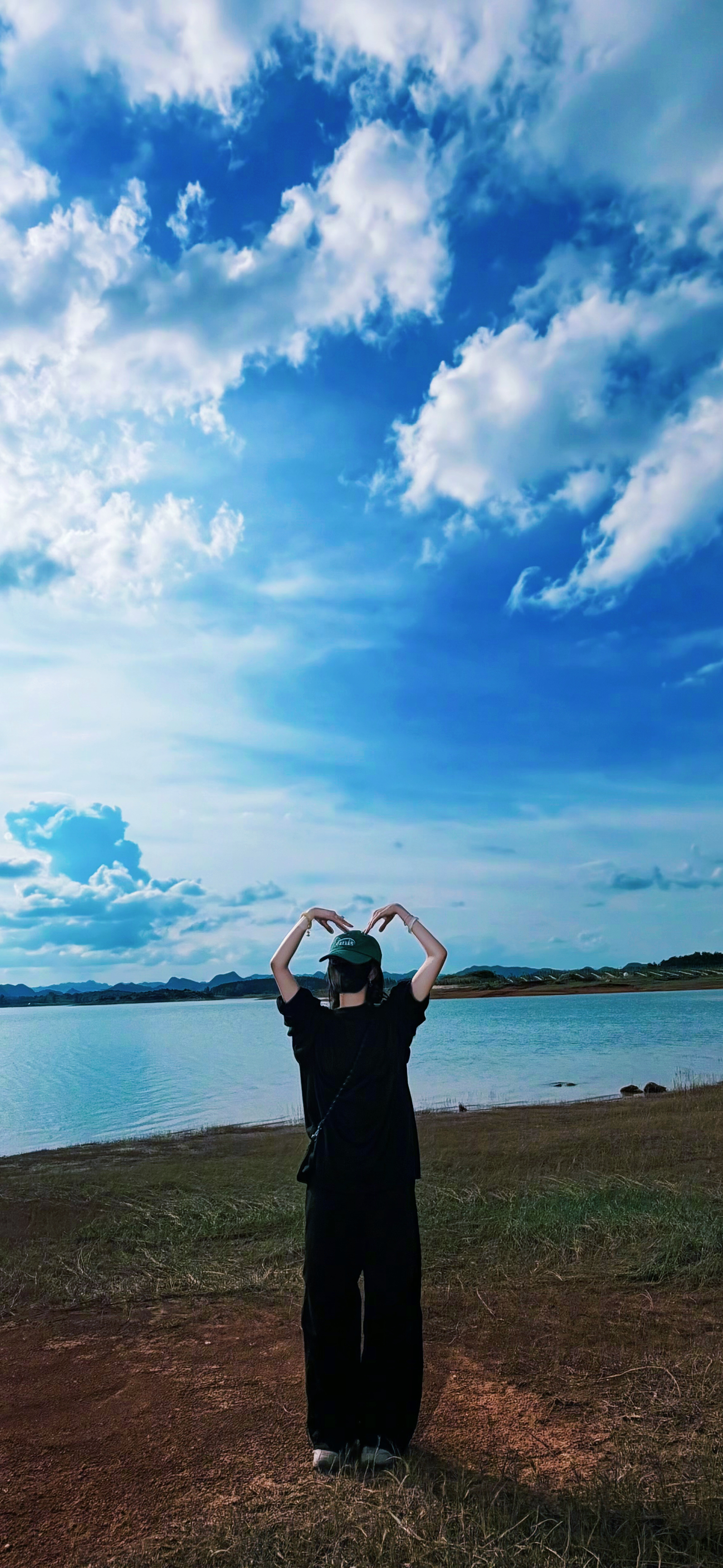 杨幂  去天池的路上修一组壁纸和头像～蓝天湖光，自在松弛✨把小幂拍的这份山野间的