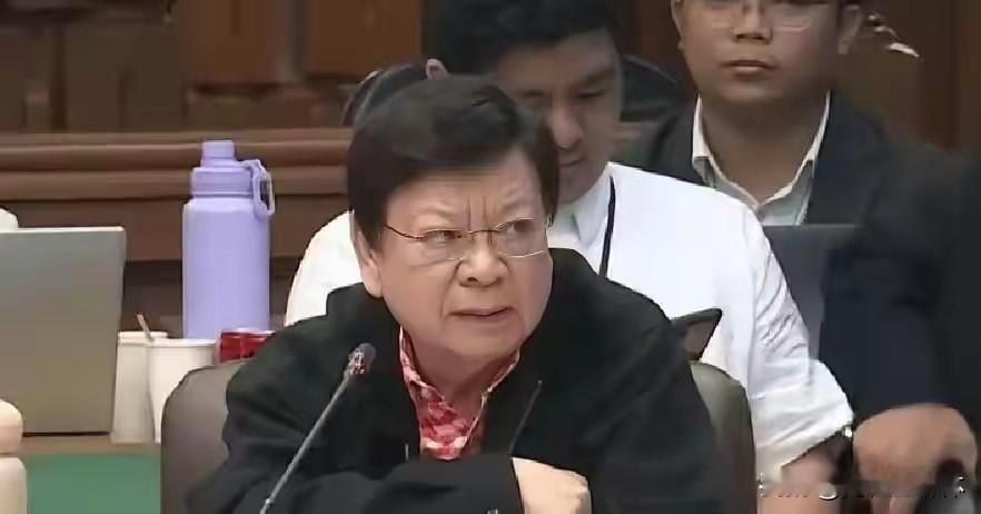 万人集结声援反对派议员，杜特尔特阵营强势反击，马科斯陷入两难困局
 
菲律宾政坛