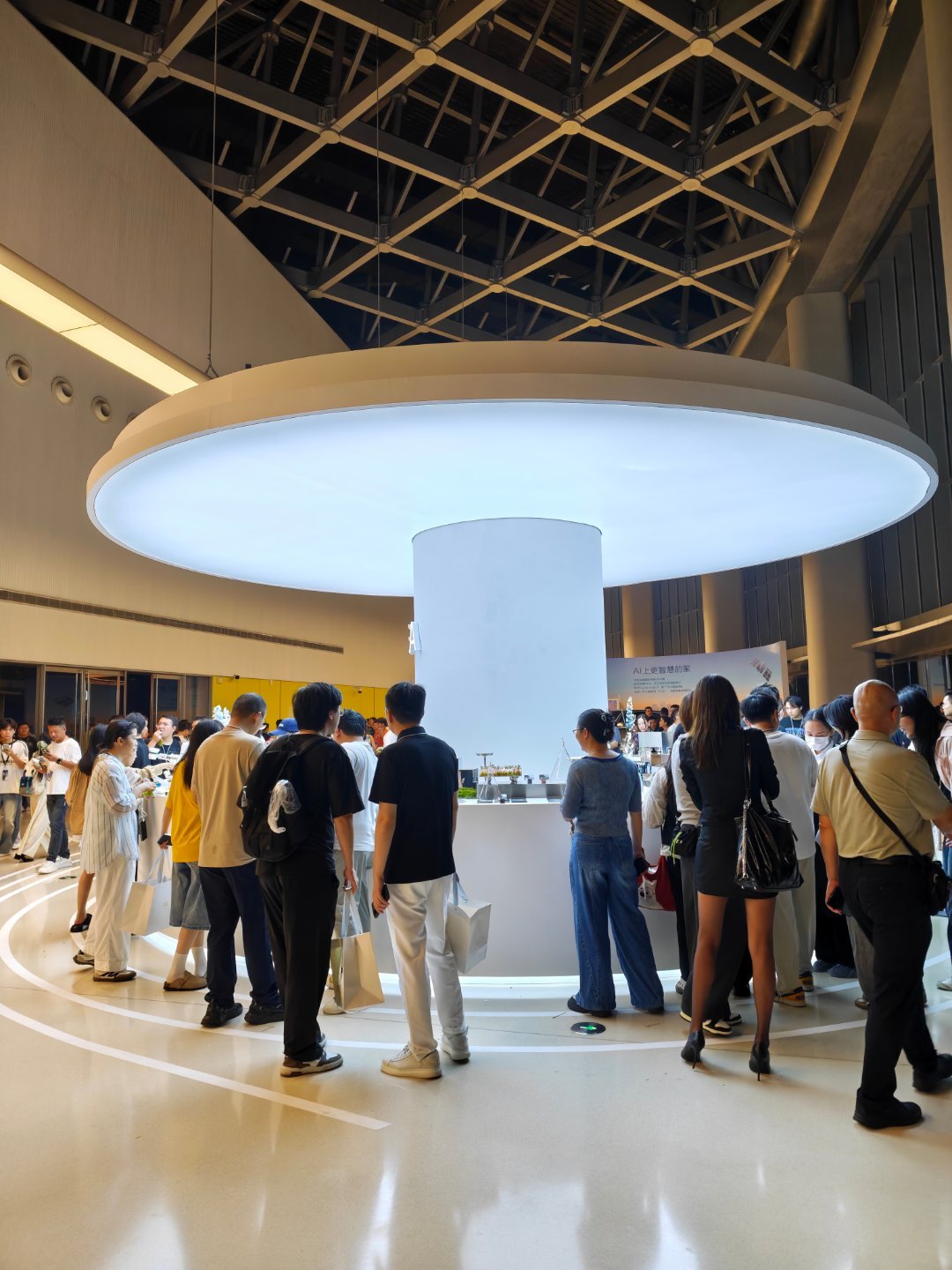 来吉利银河M9 发布会了，这次发布的是一个大6座的 SUV，应该是全系激光雷达。